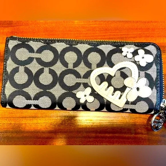 Coach Poppy Wallet: Rare - Picture 1 of 8